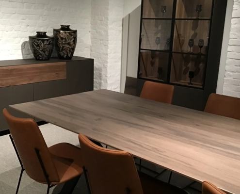 Joli – eetkamer: tafel + dressoir + vitrinekast