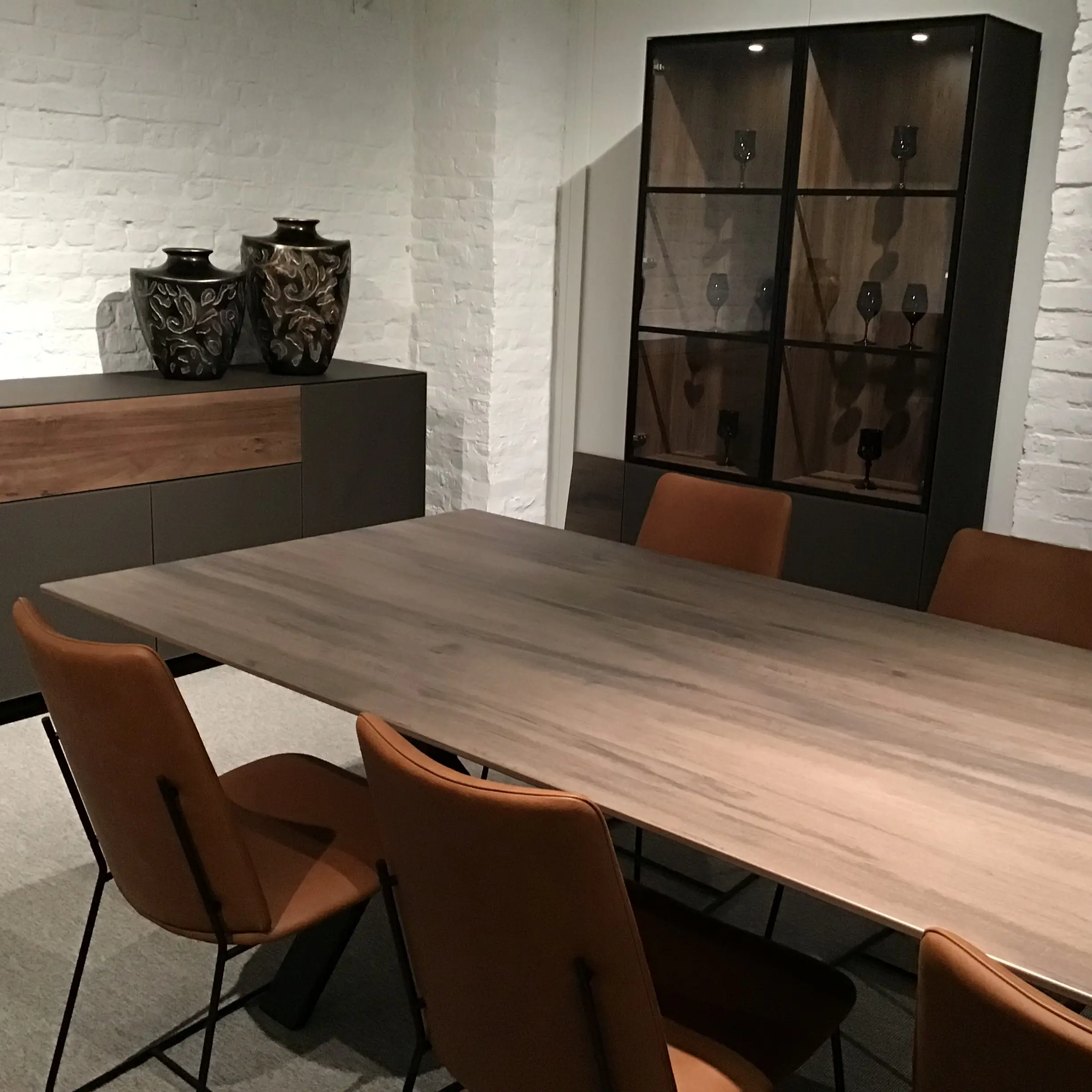 Joli – eetkamer: tafel + dressoir + vitrinekast