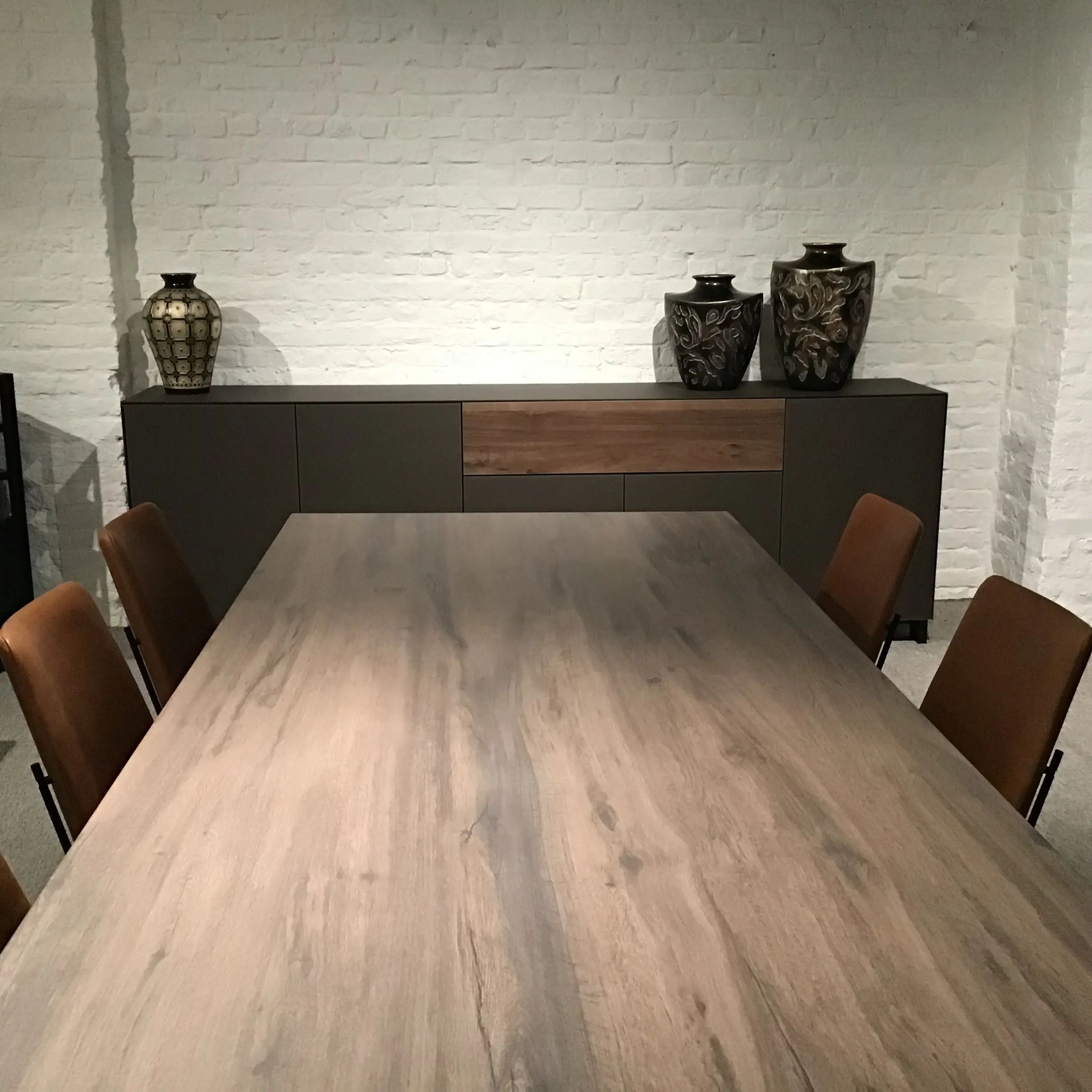 Joli – eetkamer: tafel + dressoir + vitrinekast